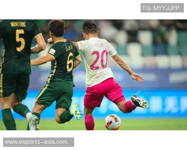 李姓足球明星崛起之路:从青训场到世界舞台的奋斗与荣耀 李姓足球明星崛起之路:从青训场到世界舞台的奋斗与荣耀